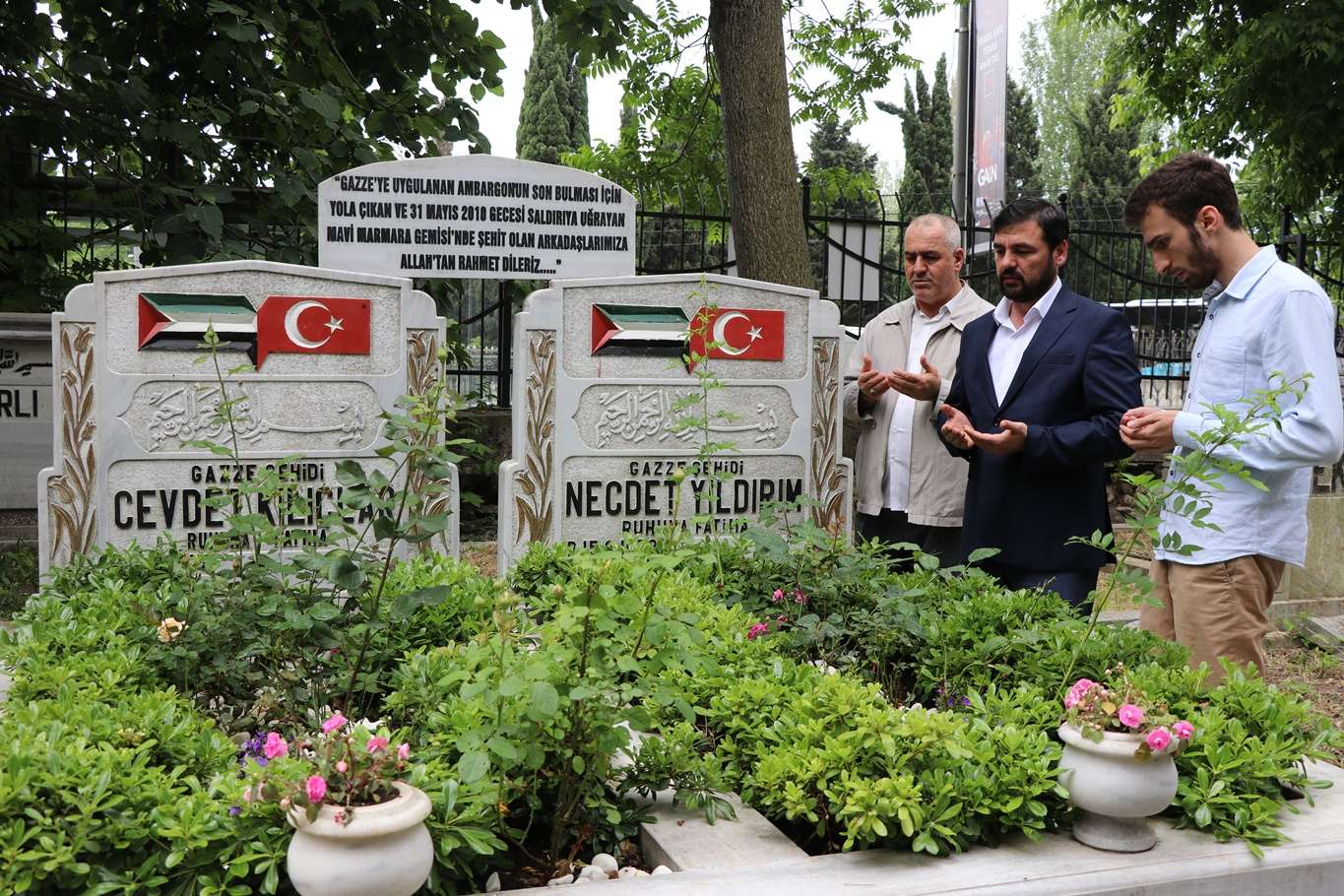HÜDA PAR İstanbul İl Başkanlığı Mavi Marmara şehitlerini kabirleri başında rahmetle andı HÜDA PAR İstanbul İl Başkanlığı Mavi Marmara şehitlerini kabirleri başında rahmetle andı